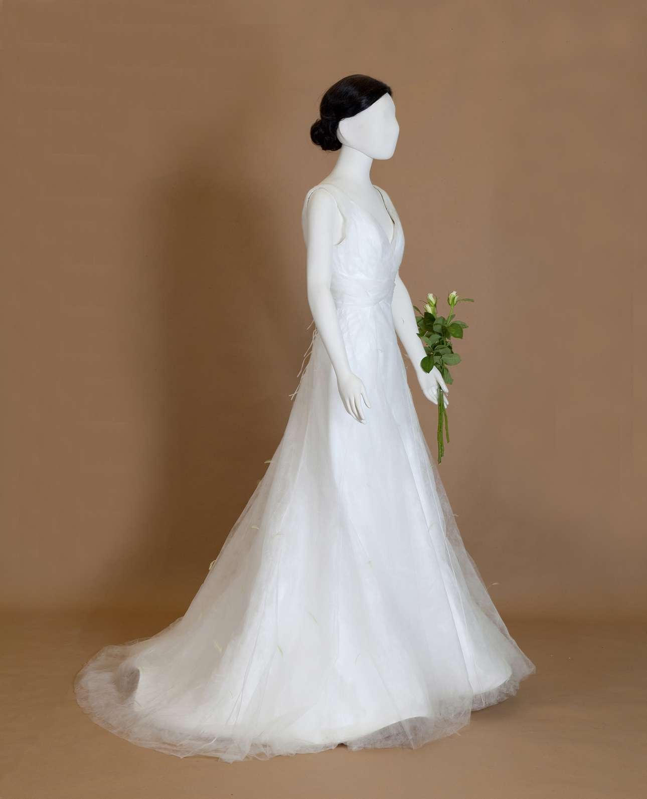 Νυφικό με ουρά από λευκό tyvek και συνθετικό voile, διακοσμημένο με φιστικί φτερά, δημιουργία της Etienne Brunel, Παρίσι. Φορέθηκε από την Ελένη Τσίτουρα στον γάμο της με τον Γιώργο Μάλλιο στον Ι.Ν. Παναγίας του Αη Γιωργιού στο Φηροστεφάνι Σαντορίνης, στις 28 Αυγούστου 2008. Δωρεά: Δημήτρης Τσίτουρας (Συλλογή ΠΛΙ)