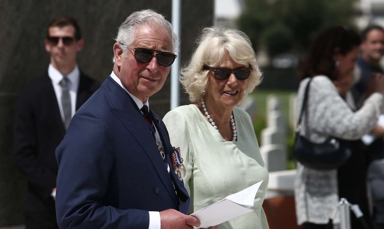 Ο Κάρολος αγάπησε την Καμίλα, ξεπεράστε το!