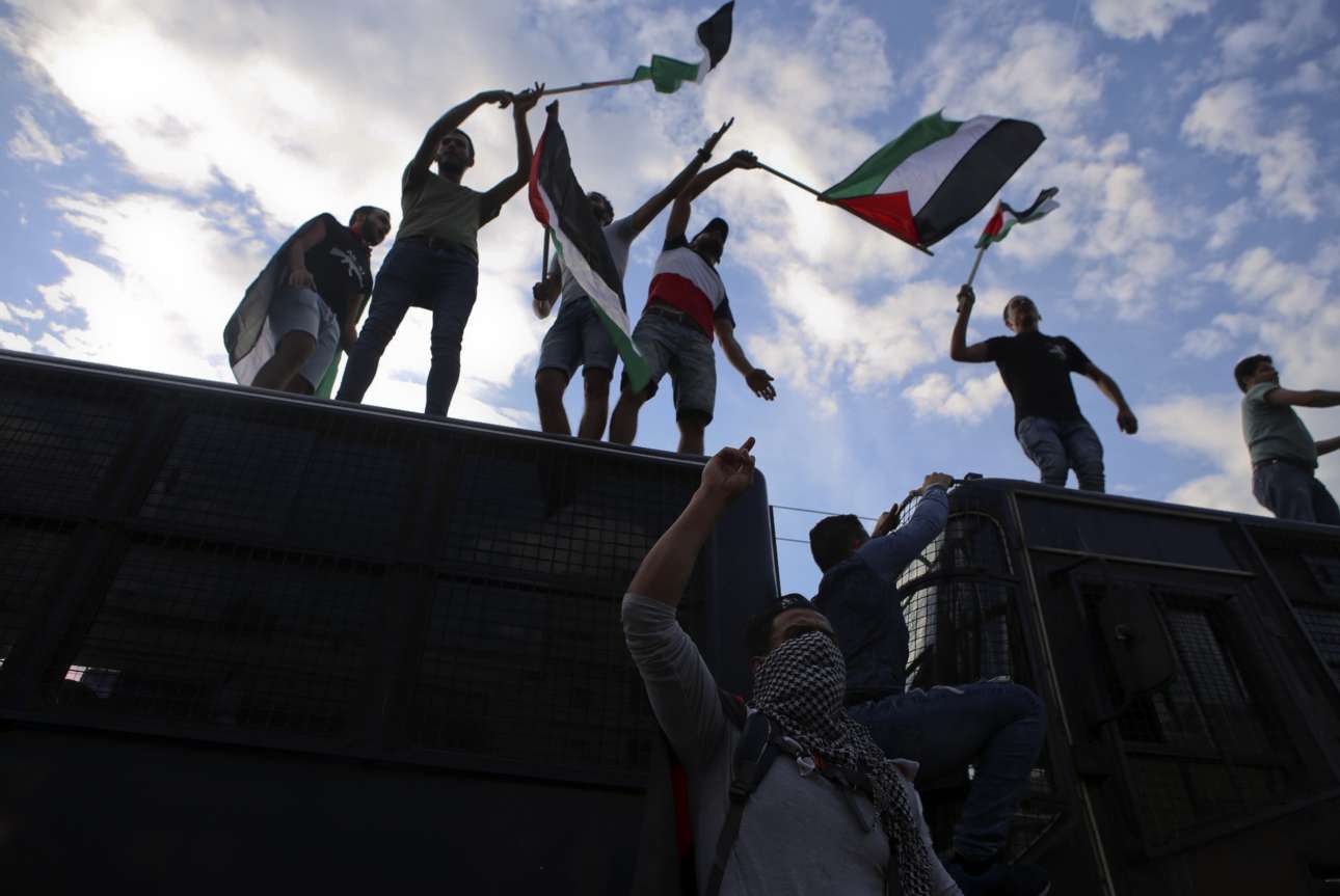 Οι διαδηλωτές σκαρφάλωσαν επάνω στις κλούβες των ΜΑΤ (InTimeNews)