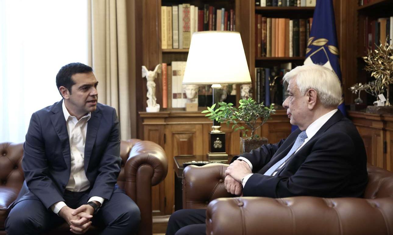 O Τσίπρας στον Παυλόπουλο: Αναζητώντας συναίνεση για το Σκοπιανό