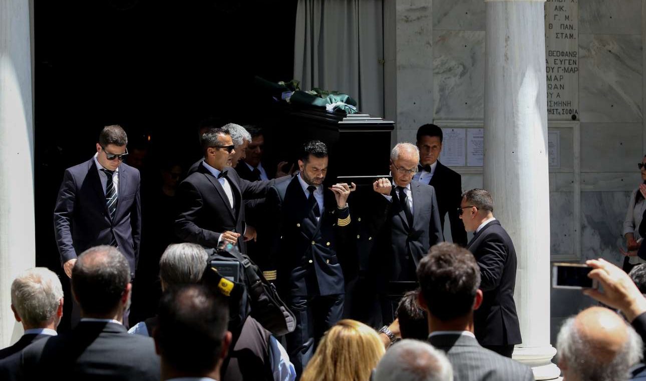 Βουβή θλίψη στο τελευταίο «αντίο» στον Θεόδωρο Βασιλάκη [εικόνες]