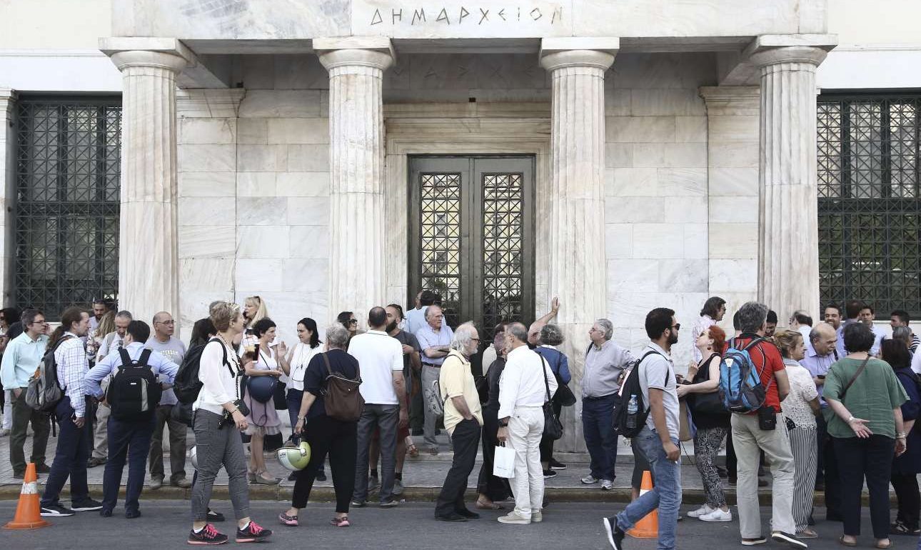 Αντίσταση στη βία – αλλά από το Facebook