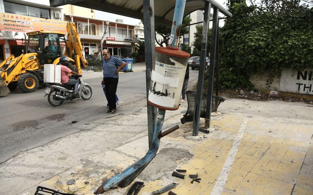Τραγωδία στη Μεταμόρφωση - αυτοκίνητο έπεσε σε στάση λεωφορείου - ένας νεκρός