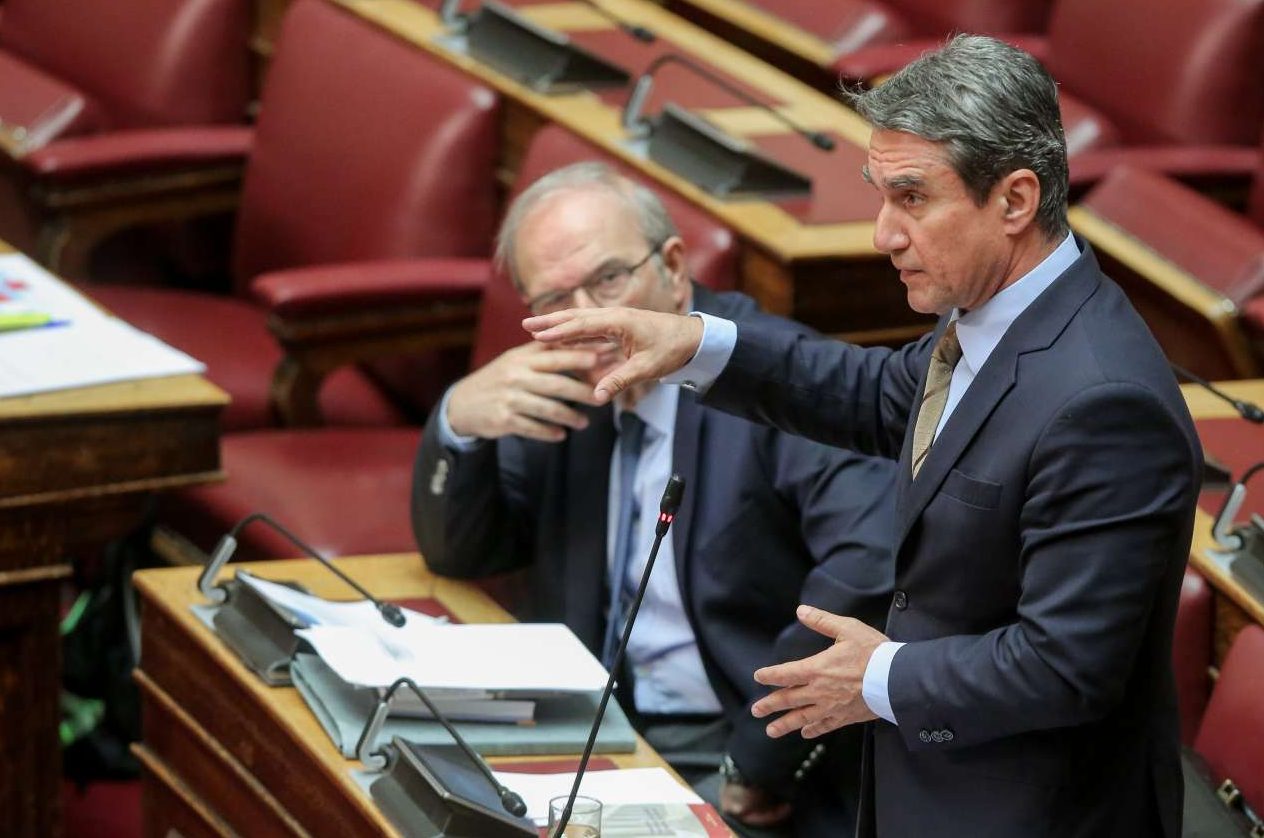 Ποιοι πήγαν (πάλι) στη Βουλή με «ντύσιμο παραλίας» [εικόνες & βίντεο]