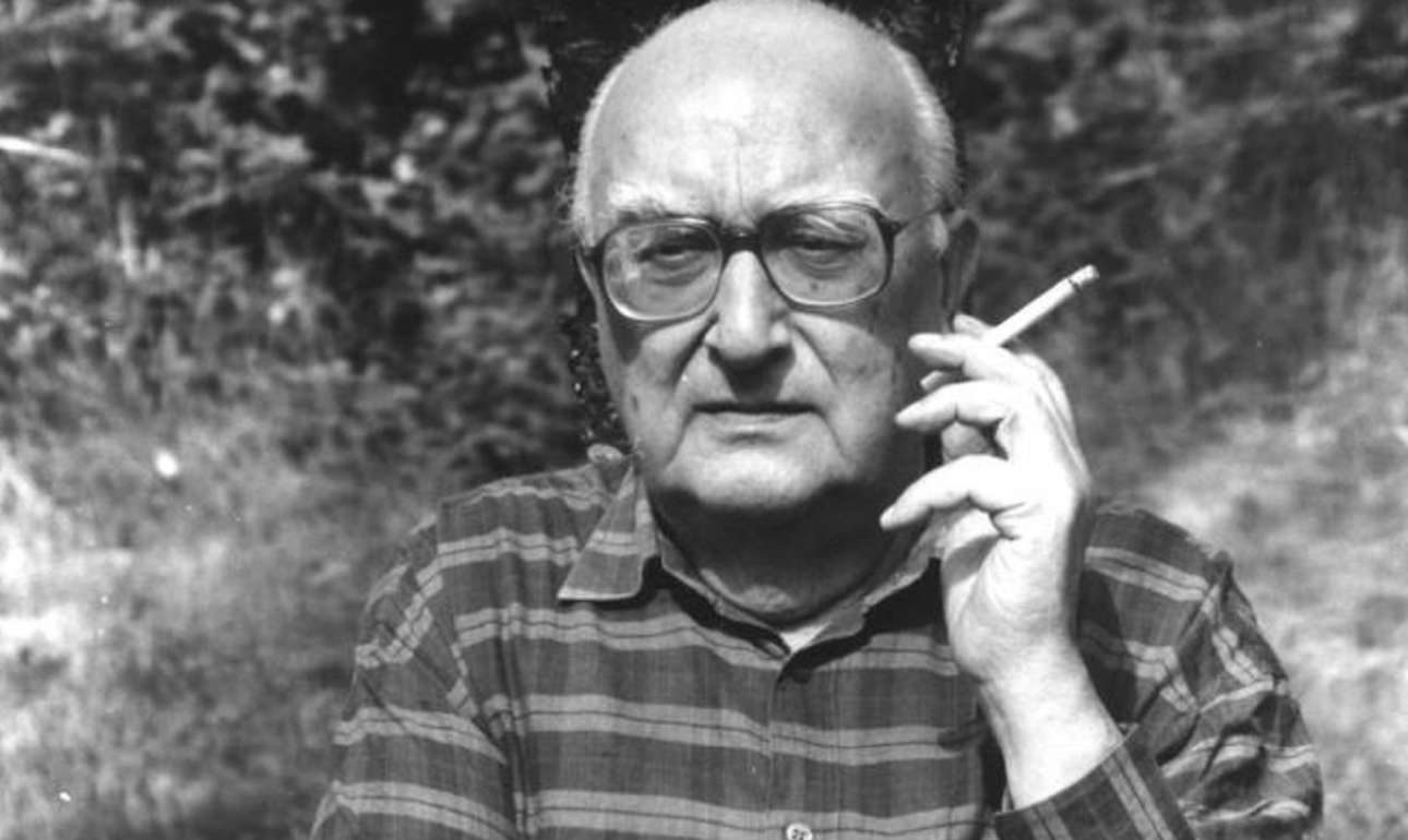 Καμιλέρι: Τυφλός στα 93 του, καπνίζει 60 τσιγάρα την ημέρα – και γράφει μανιωδώς