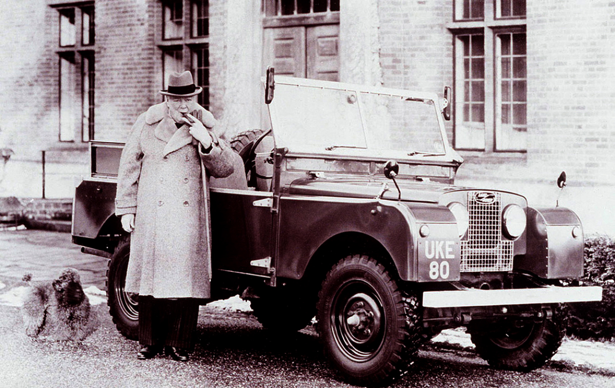O Τσόρτσιλ με το προσωπικό του Land Rover Series-I, του 1954