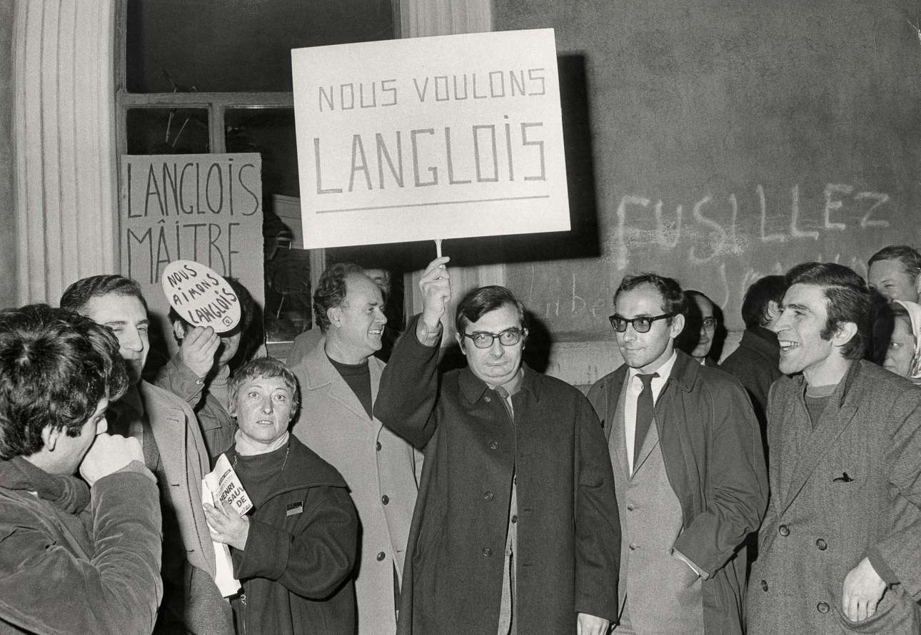 Manifestation de soutien à Henri Langlois rue d'Ulm, le 11 février 1968