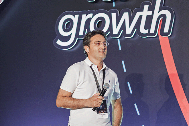 O CEO και Founder της Μemix στη σκηνή του Disrupt Greece