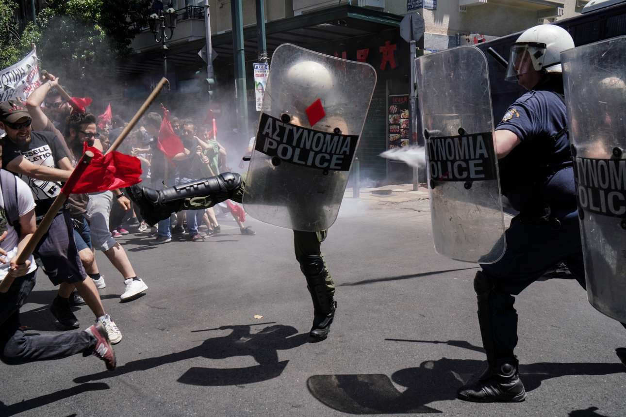 Επεισόδια και χημικά έξω από ΣΕΒ και ΥΠΟΙΚ [εικόνες]