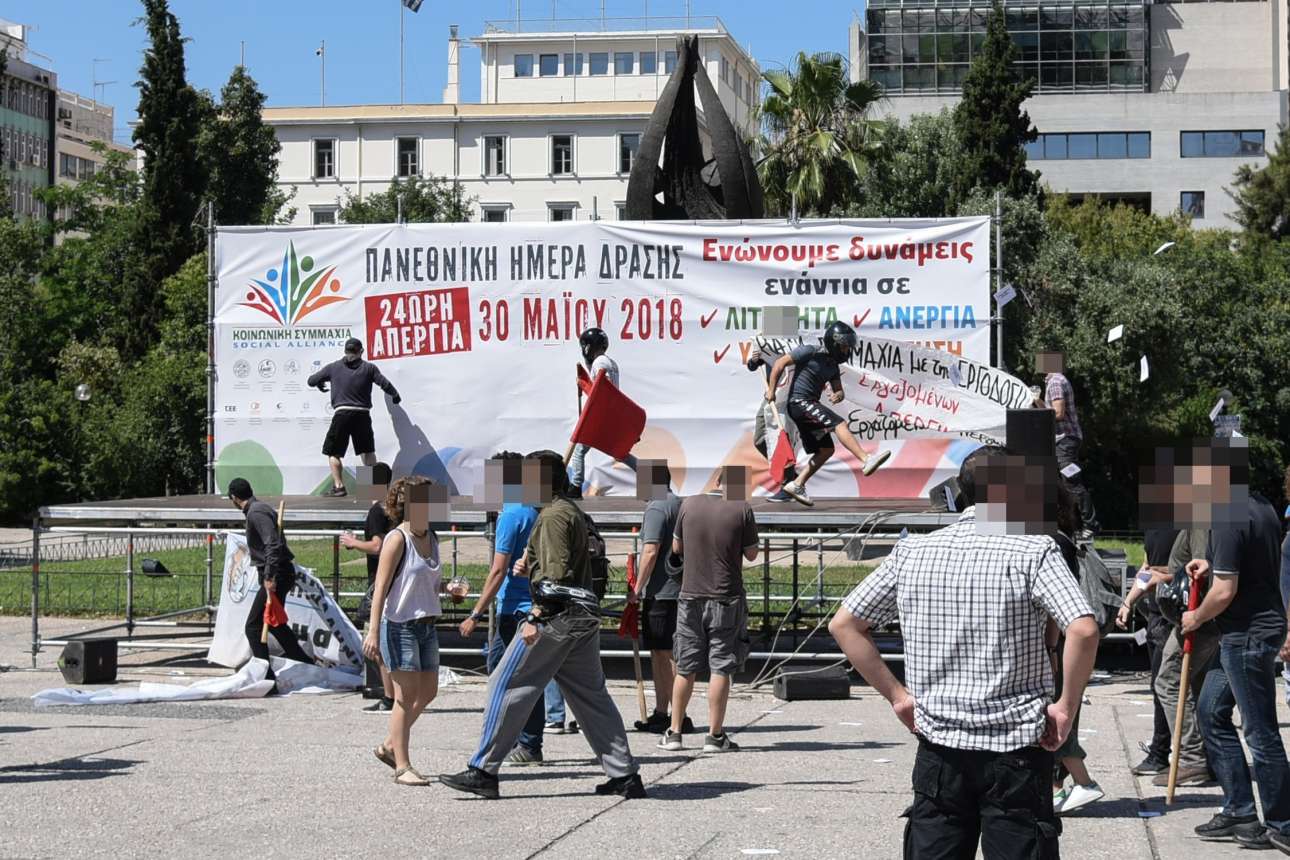 Επιδρομή κρανοφόρων στη συγκέντρωση της ΓΣΕΕ στην Κλαυθμώνος – Αβγά και συνθήματα