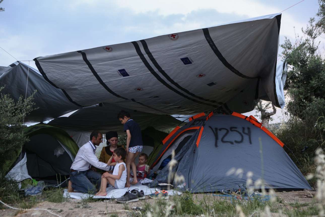 AP για Λέσβο: Στα πρόθυρα κατάρρευσης το «τείχος» της Ευρώπης για τους πρόσφυγες