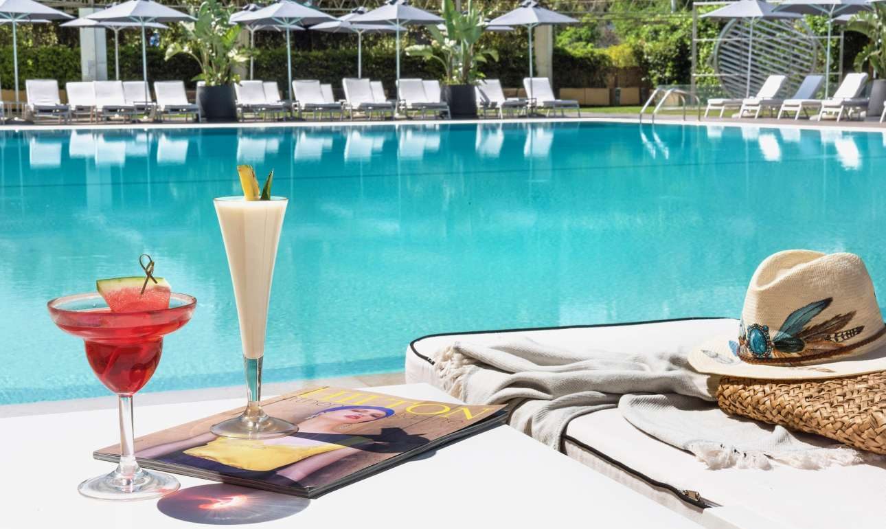 Νέος αέρας στην πισίνα του Hilton