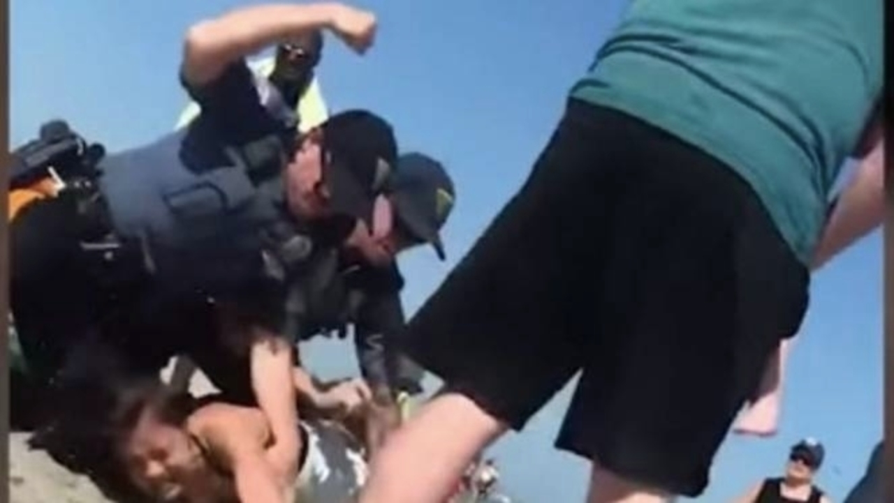 Σοκάρει το βίντεο με αστυνομικό που γρονθοκοπεί κοπέλα σε παραλία του Νιου Τζέρσεϊ