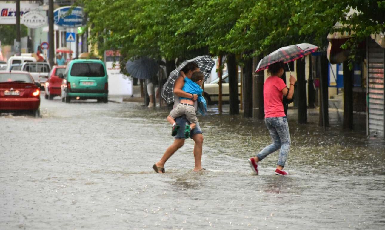 Ο «Μίνωας» φεύγει αλλά αφήνει καταιγίδες και ζέστη την Τετάρτη