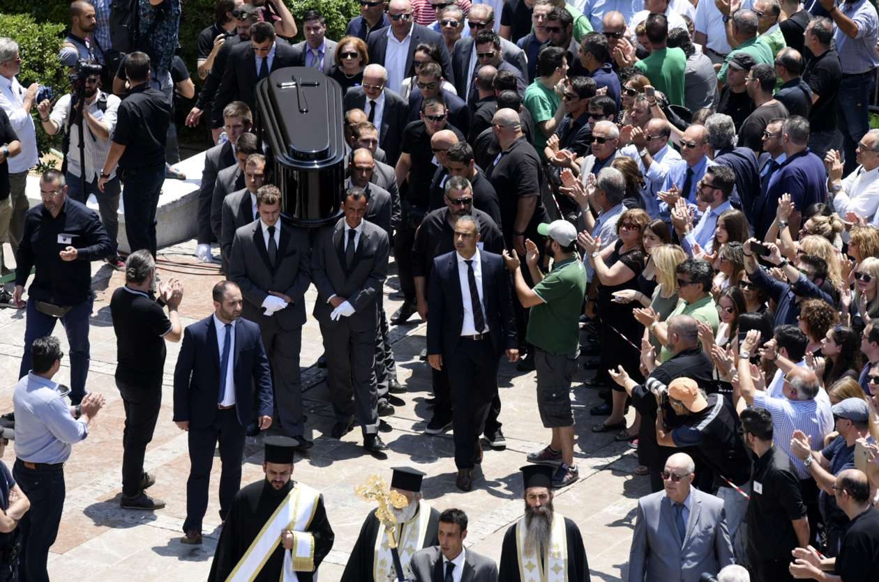 Πλήθος κόσμου και συγκίνηση για το τελευταίο αντίο στον Παύλο Γιαννακόπουλο