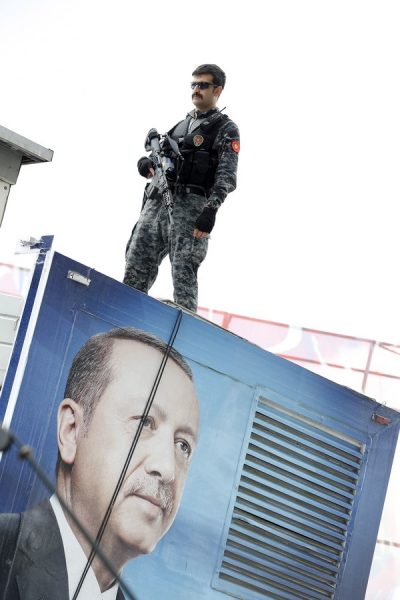 epa06780785 A member of Turkish special forces guard secures the area during an election campaign rally of Justice and Development Party (AK Party) in Konya, Turkey, 02 June 2018. Turkish President Erdogan announced on 18 April 2018 that Turkey will hold snap elections on 24 June 2018. The presidential and parliamentary elections were scheduled to be held in November 2019, but government has decided to change the date following the recommendation of the Nationalist Movement Party (MHP) leader Devlet Bahceli. EPA/TUMAY BERKIN