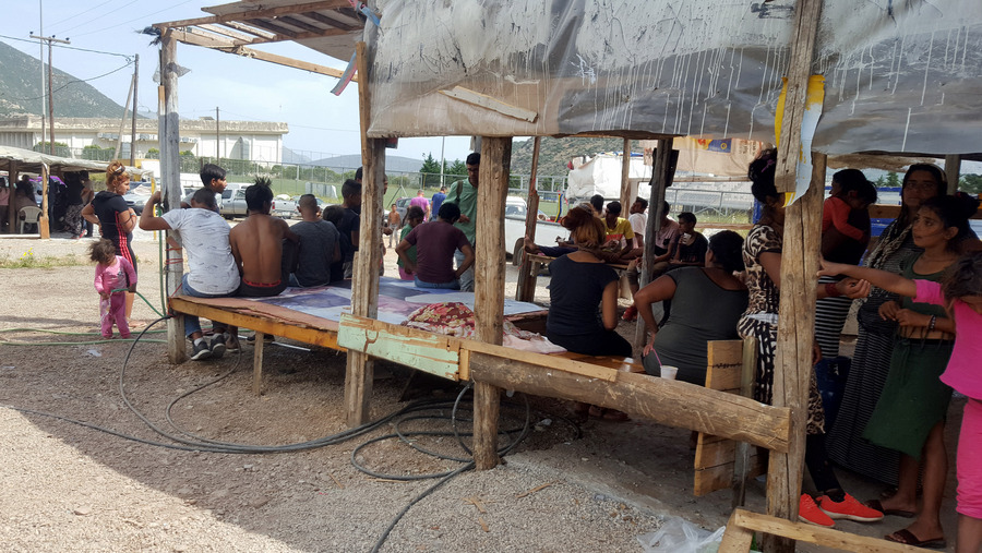 Ανησυχία στην Αμφισσα: Κηδεύεται η 13χρονη, «θα καεί η πόλη» απειλούν Ρομά