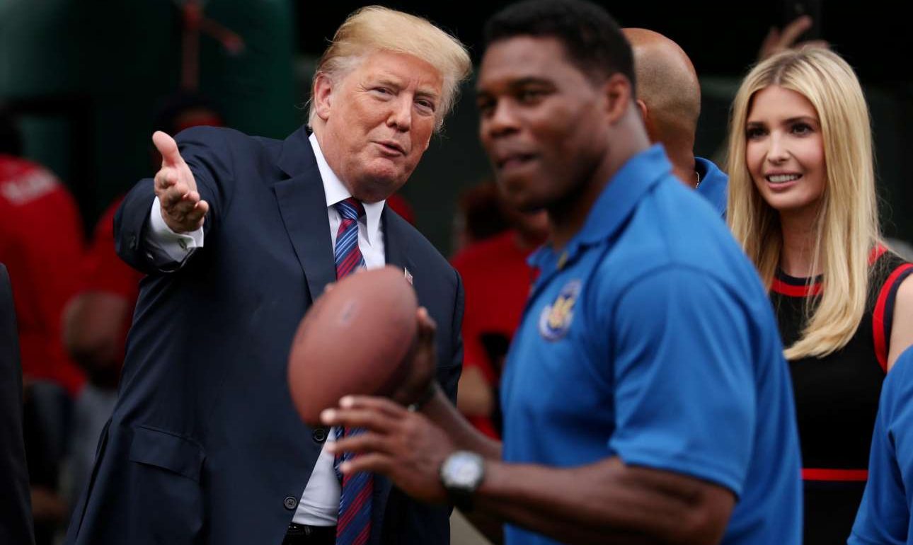 Την απόλυση γυναίκας κωμικού που σχολίασε την Ιβάνκα ζήτησε ο Τραμπ