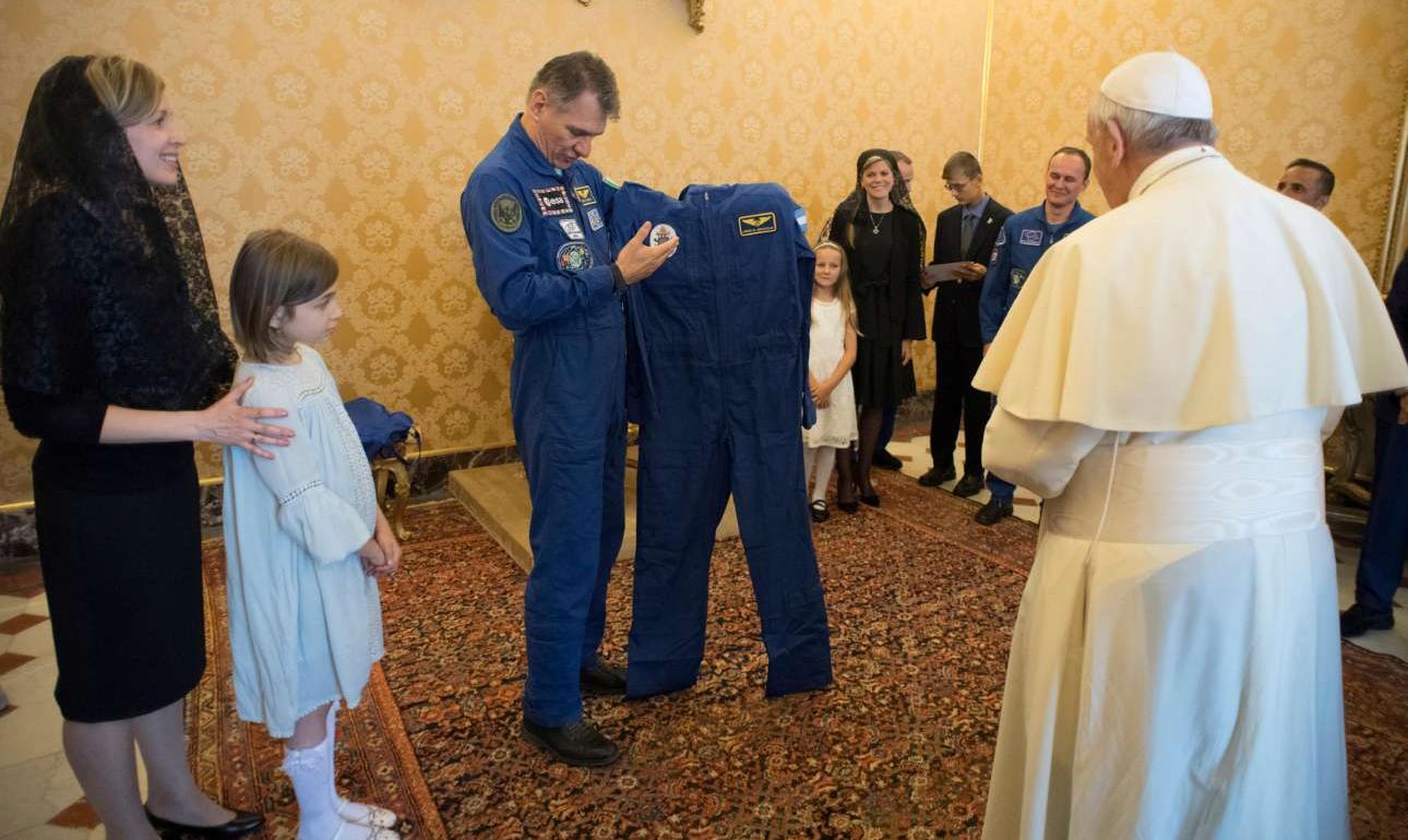 Αστροναύτες του ISS χάρισαν στον Πάπα Φραγκίσκο τη δική του… διαστημική στολή