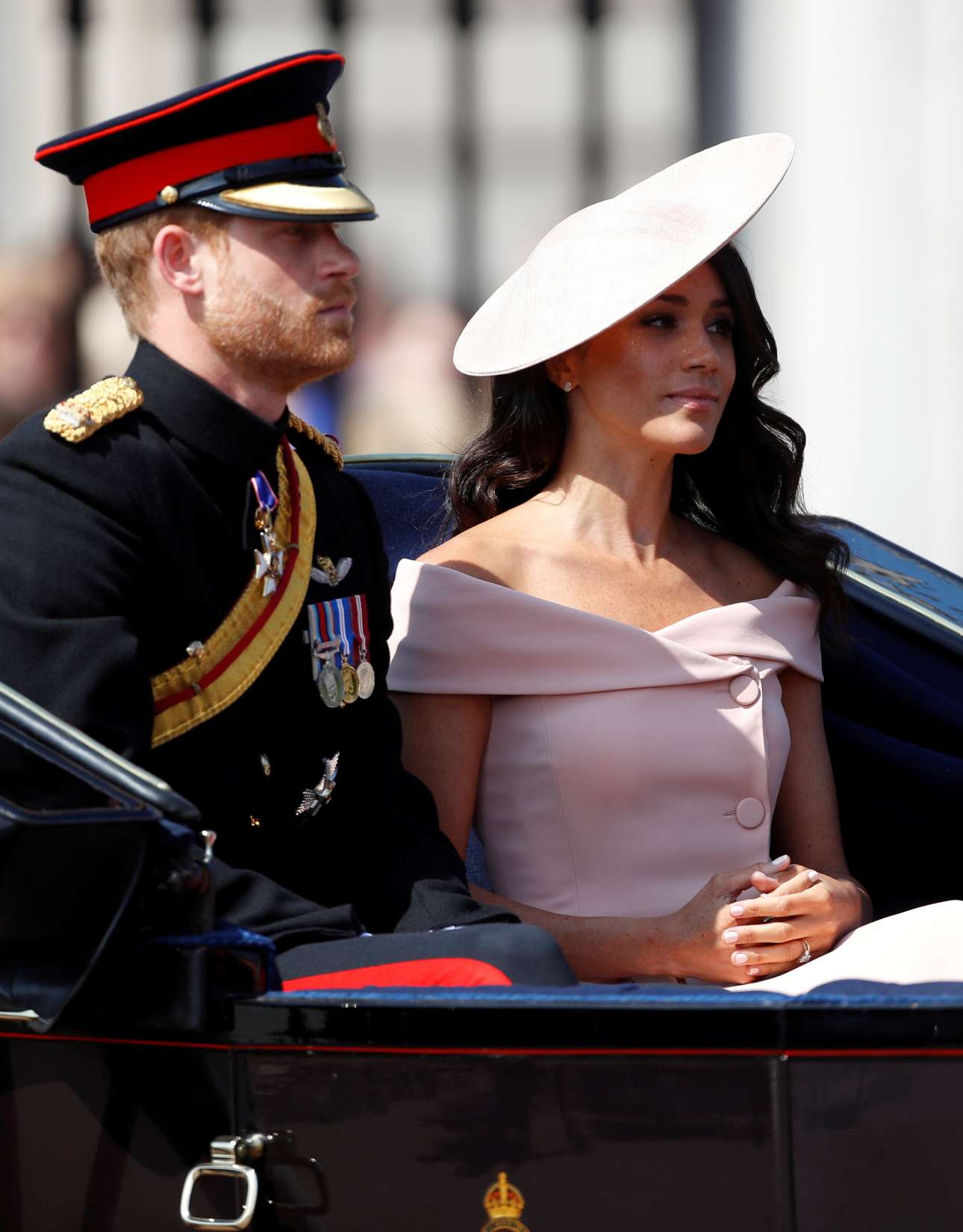Σάββατο, 9 Ιουνίου, Βρετανία. Ο πρίγκιπας Χάρι και η δούκισσα του Σάσεξ, Μέγκαν, σε παρέλαση στο Λονδίνο