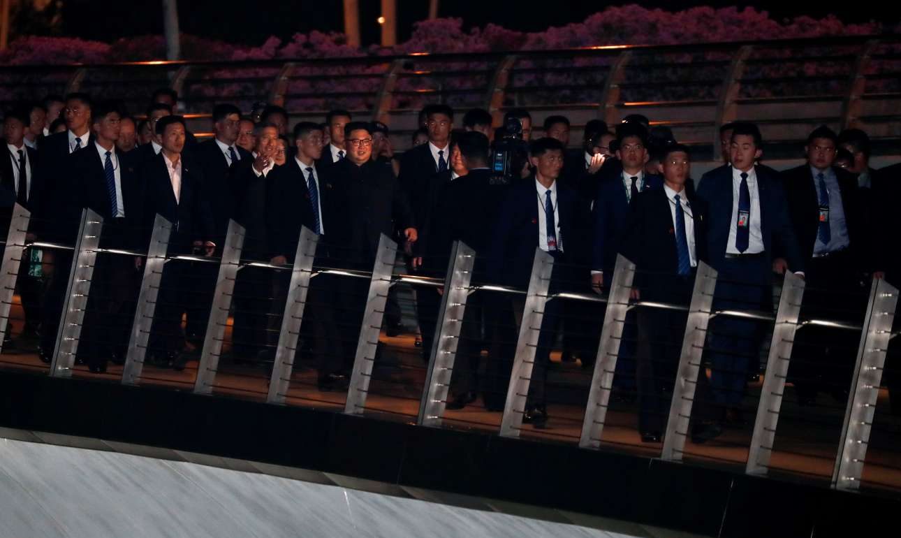 Ο Κιμ βγήκε για βραδινή βόλτα στη Σιγκαπούρη [εικόνες & βίντεο]