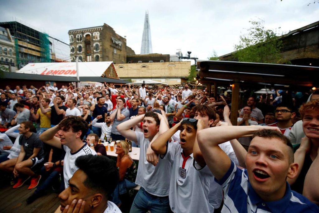 2018-06-19T002252Z_1031789665_RC14B5AE7570_RTRMADP_3_SOCCER-WORLDCUP-TUN-ENG-FANS