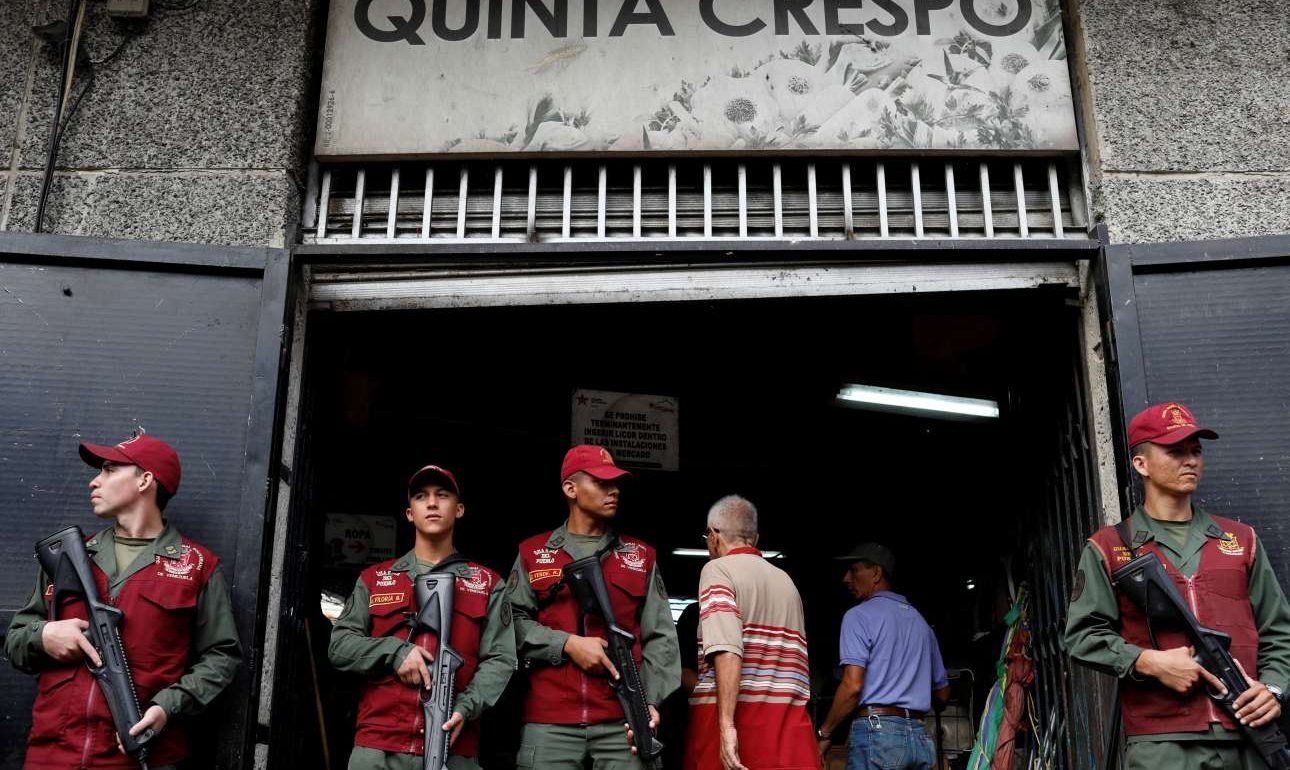 Βενεζουέλα: Στρατιώτες σε ρόλο αγορανομίας με διαταγή Μαδούρο