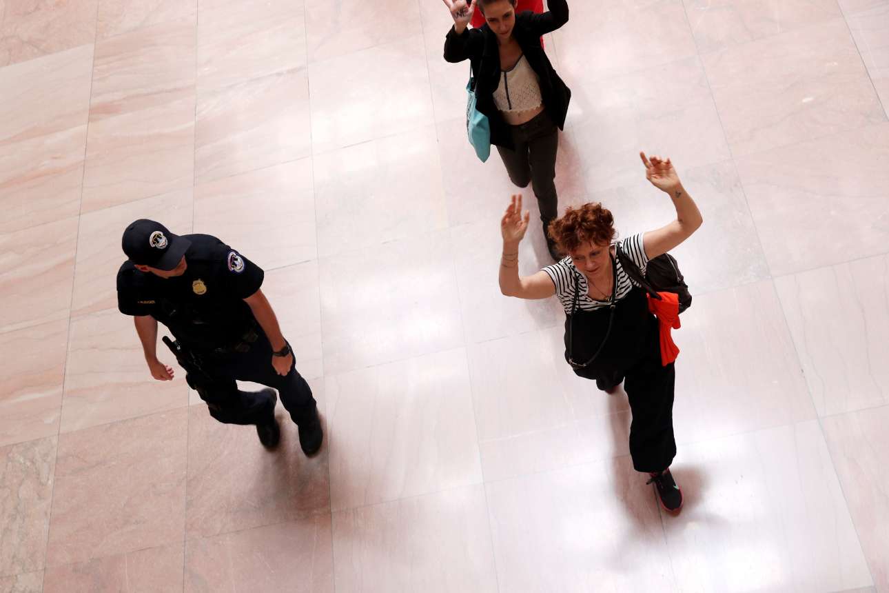 Η Σούζαν, με τα χέρια ψηλά (REUTERS/Jonathan Ernst) 