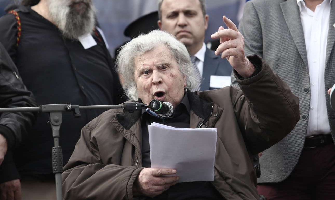 Μίκης Θεοδωράκης: «Η Ελλάδα με τη συμφωνία σύρθηκε σε ιστορική ήττα»