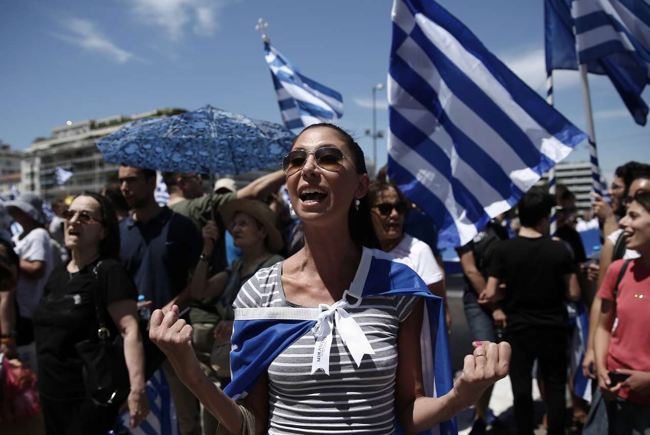 Συνθήματα, ελληνικές σημαίες και σφιγμένες γροθιές...
