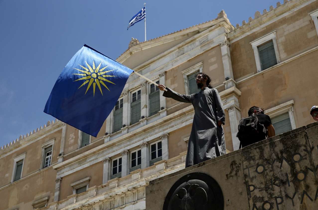 Η σημαία με τον ήλιο της Βεργίνας ανεμίζει με φόντο τη Βουλή