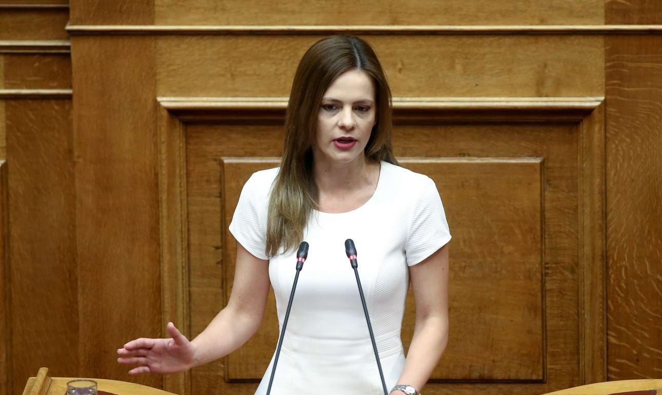 Αχτσιόγλου: Η υπογραφή της συμφωνίας από μόνη της δεν δεσμεύει την Ελλάδα