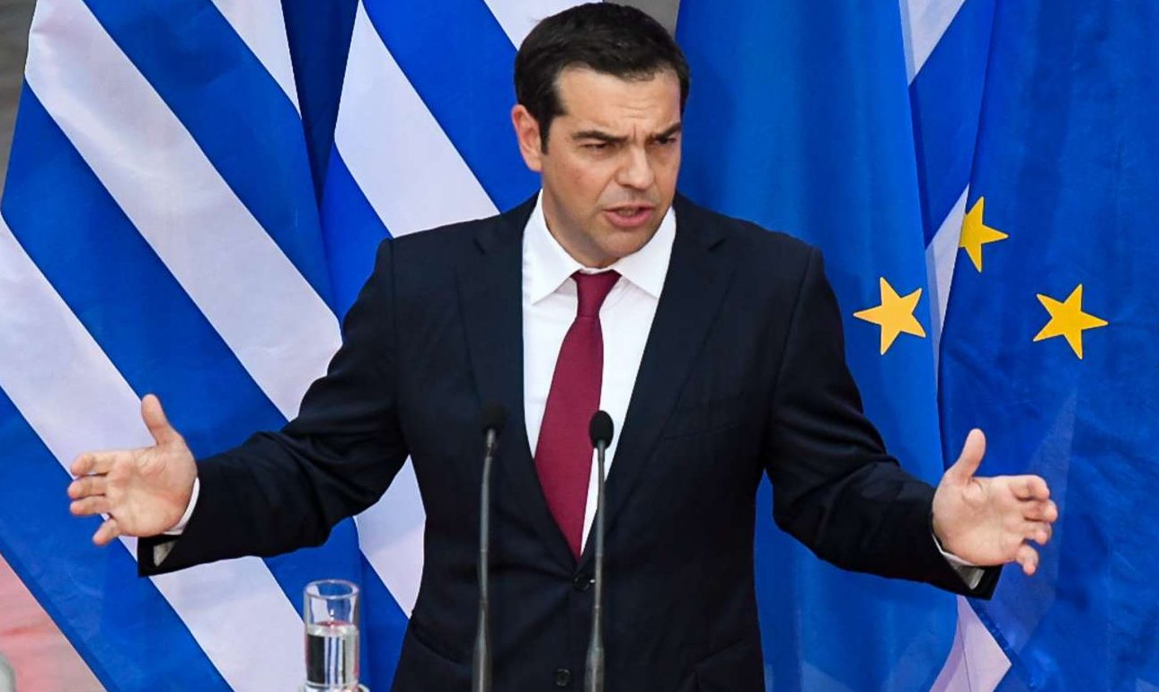 Με κόκκινη γραβάτα στο Ζάππειο ο Τσίπρας