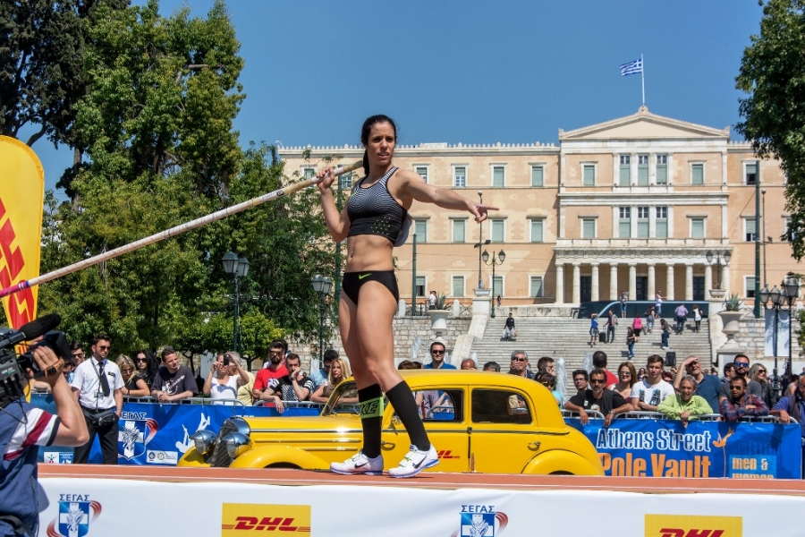 Η Κατερίνα Στεφανίδη έτοιμη για άλματα μπροστά στη Βουλή