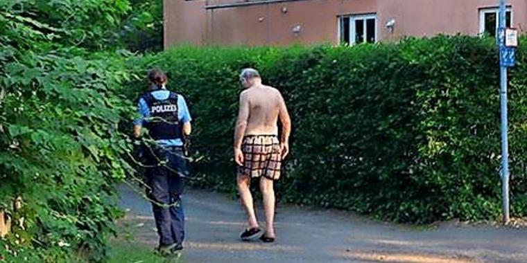 Γερμανία: Κλέφτης άρπαξε τα ρούχα αρχηγού της Ακροδεξιάς ενώ έκανε μπάνιο!