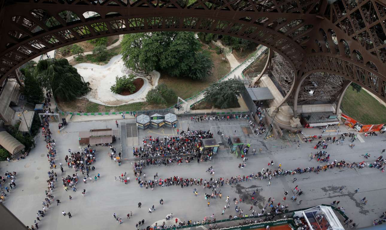 Σάββατο, 2 Ιουνίου, Παρίσι. Τραβηγμένη από τα σπλάχνα του πύργου του Αϊφελ, η φωτογραφία «πιάνει» την... φιδοειδή ουρά των επισκεπτών που περιμένουν να ανέβουν
