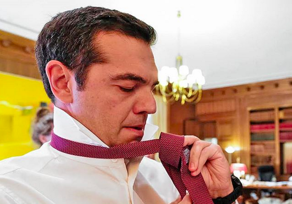 Μπορεί να δέσει μια γραβάτα ο Τσίπρας; Πάντως χρειάστηκε τη βοήθεια του Τζανακόπουλου