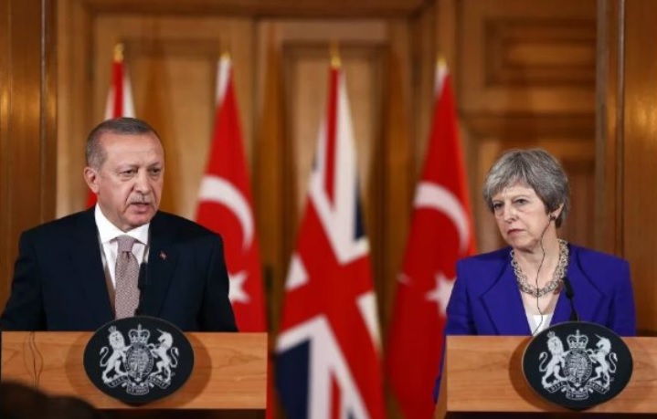 Η Τερέζα Μέι συνεχάρη τον Ερντογάν για την εκλογή του