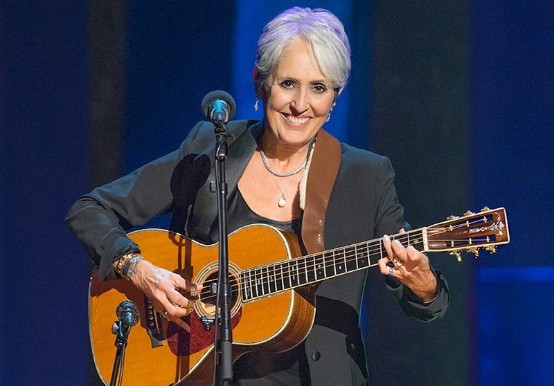 «Πόρτα» στην Τζόαν Μπαέζ σε παρισινό κλαμπ λόγω των… παπουτσιών της!