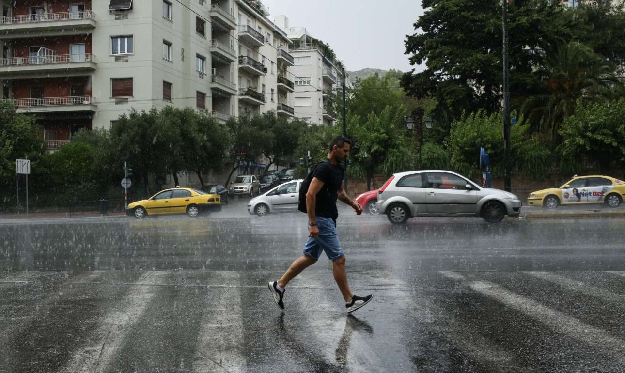 H καταιγίδα «Μίνωας» έφερε στην Αθήνα 1.000 κεραυνούς!