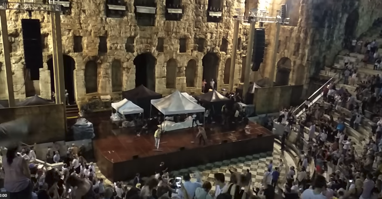 Ο Στινγκ με τη σκούπα στα χέρια καθαρίζει το Ηρώδειο από τα νερά!