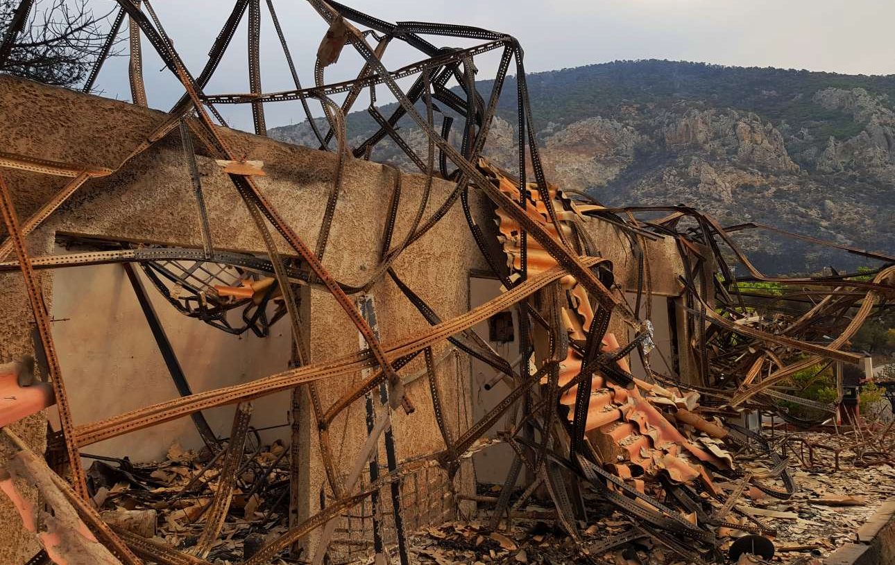 Βλέποντας το σπίτι μου να καίγεται σε ζωντανή σύνδεση