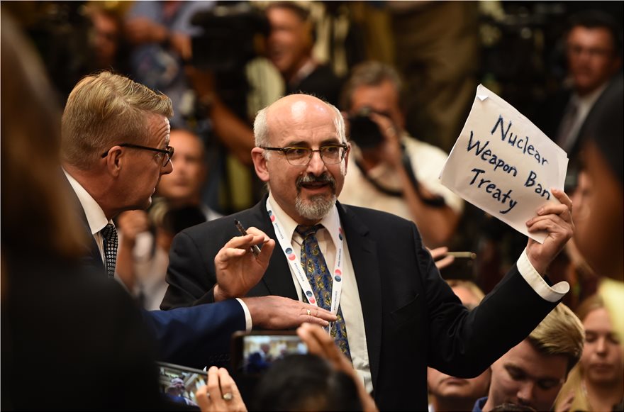 Επεισόδιο με δημοσιογράφο στη συνέντευξη Τραμπ – Πούτιν [βίντεο]