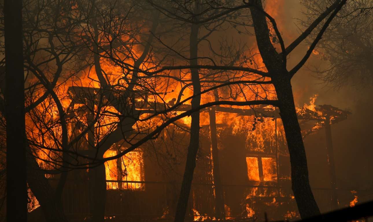 Εκκενώθηκαν οικισμοί στην Κινέτα, ανεξέλεγκτη η πυρκαγιά