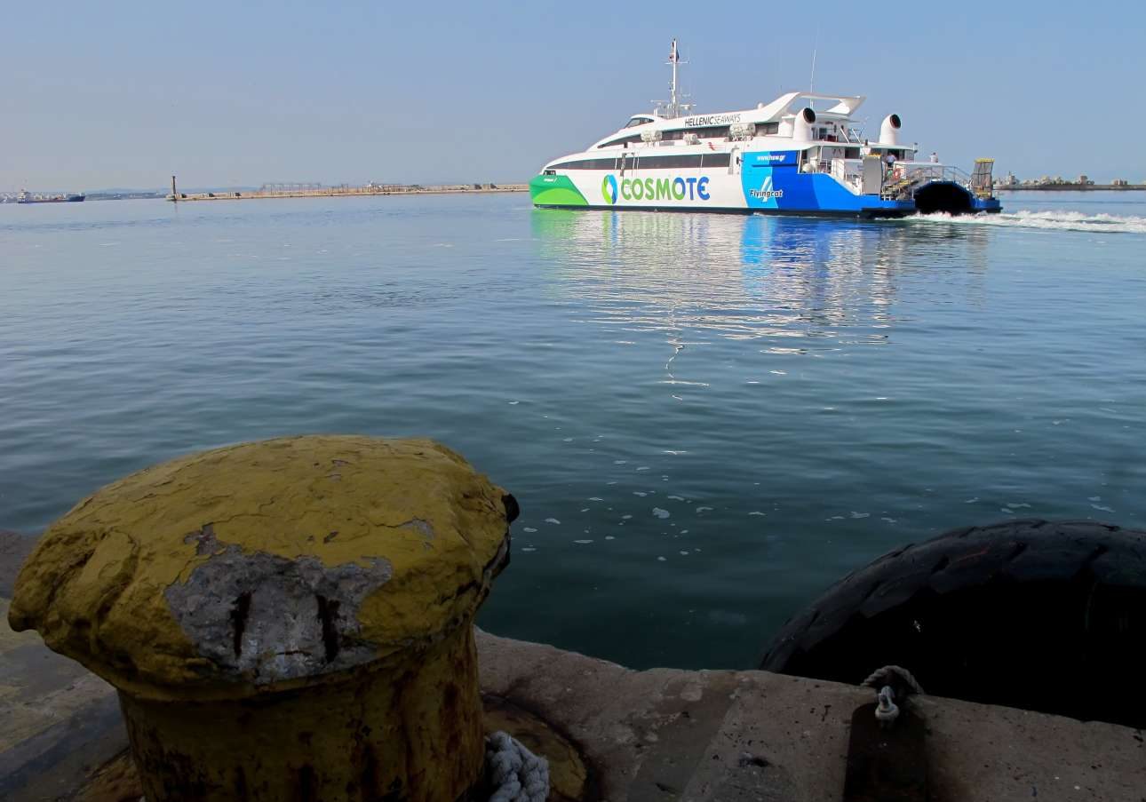 Θρίλερ στη Ραφήνα με πρόσκρουση καταμαράν στον λιμενοβραχίονα