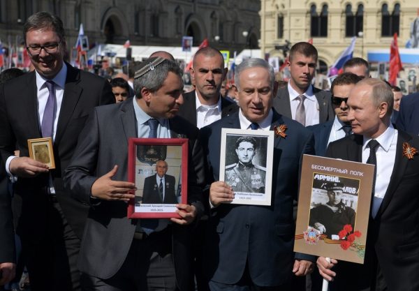 epa06723063 Serbian President Aleksandar Vucic (L), Israeli Prime Minister Benjamin Netanyahu (2-R) and Russian President Vladimir Putin (R) carry portraits of their relatives who fought in the World War II, during an Immortal Regiment memorial march in Moscow, Russia, 09 May 2018. Russia marks the 73rd Victory Day anniversary over Nazi Germany in World War II. EPA/ALEXEI DRUZHININ / SPUTNIK / KREMLIN POOL / POOL MANDATORY CREDIT