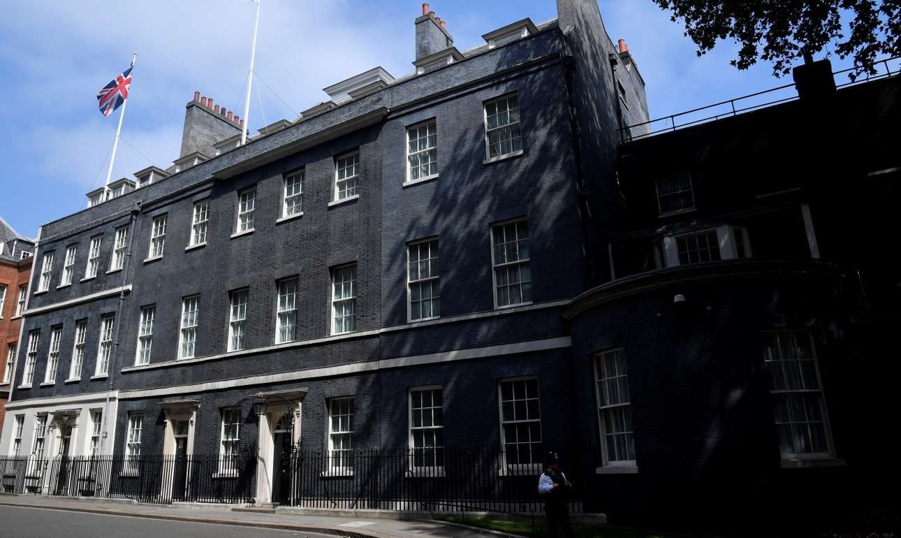 Το Brexit κλονίζει τη βρετανική κυβέρνηση μετά τις απανωτές παραιτήσεις