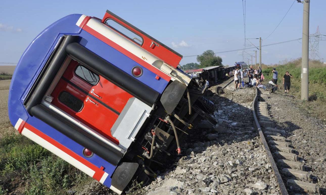 Εκτροχιασμός αμαξοστοιχίας στην Τουρκία με 24 νεκρούς