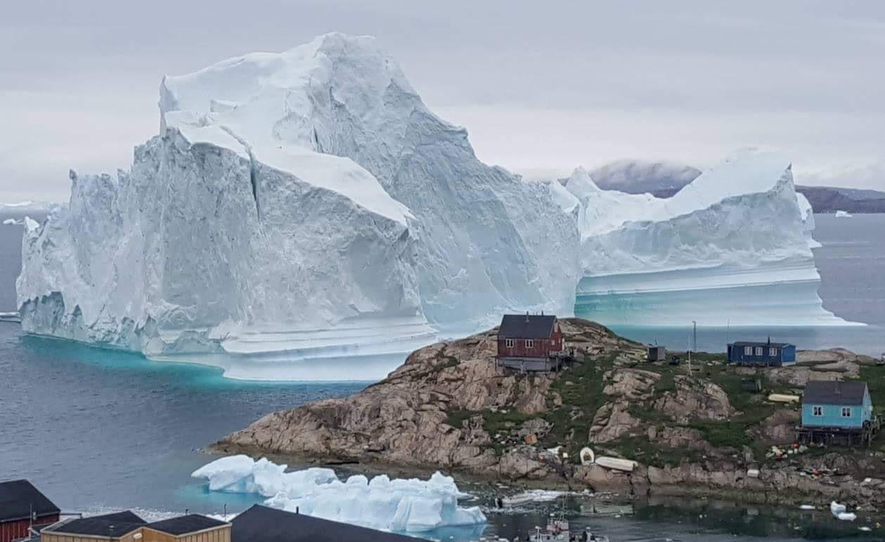 Το παγόβουνο-γίγας που απειλεί χωριό στη Γροιλανδία