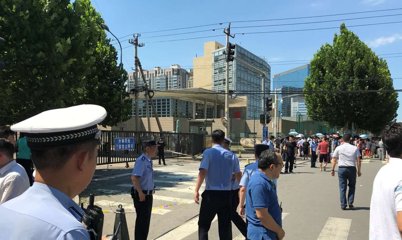 Πεκίνο: Ανδρας επιχείρησε να πυροδοτήσει εκρηκτικά έξω από την πρεσβεία των ΗΠΑ